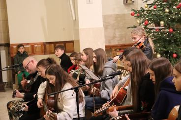 Młodzi gitarzyści z PMDKiS w Wieluniu wystąpili w kościele św. Stanisława w Wieluniu